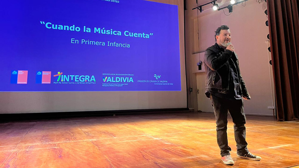 En este momento estás viendo Atelierista de JUNJI Los Ríos participó como expositor en seminario sobre experiencias artísticas