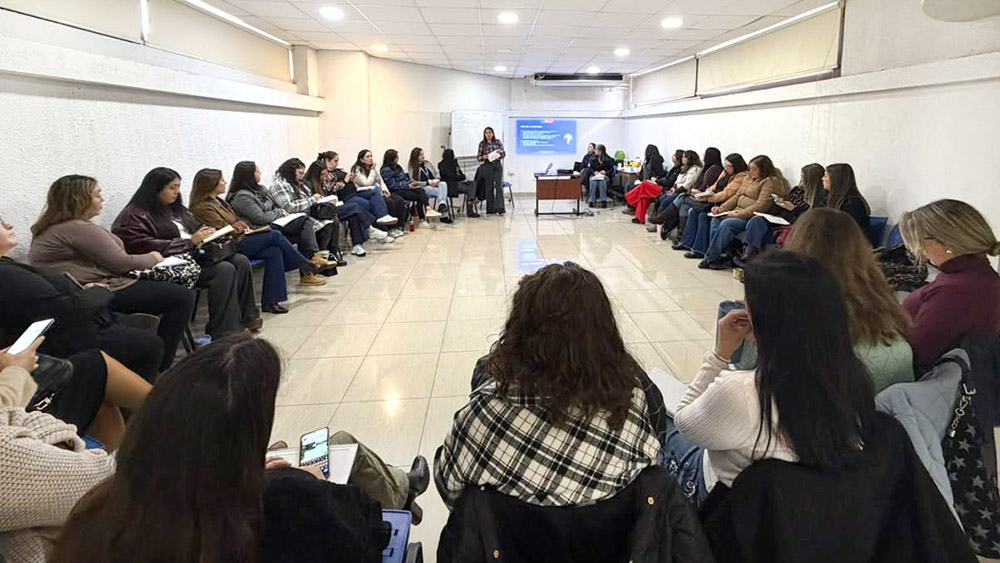Atelierista de JUNJI Los Ríos participó como expositor en seminario sobre experiencias artísticas