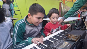 Lee más sobre el artículo Música, aprendizaje y colaboración: Jardín Infantil Amanecer y Escuela San Vicente de Paul desarrollan innovadora intervención artístico-pedagógica