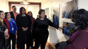 Lee más sobre el artículo JUNJI Metropolitana y Usach inauguran muestra fotográfica que releva las experiencias de madres migrantes en la crianza de sus hijas e hijos