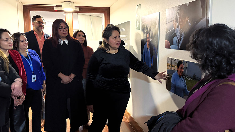 En este momento estás viendo JUNJI Metropolitana y Usach inauguran muestra fotográfica que releva las experiencias de madres migrantes en la crianza de sus hijas e hijos