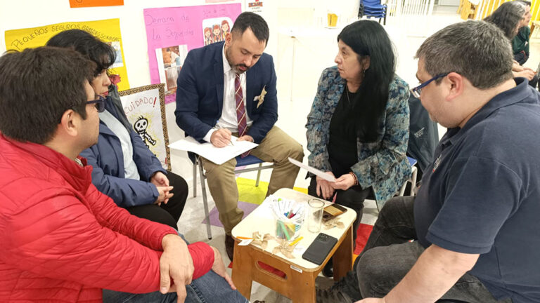 Comunidad educativa y autoridades regionales coordinarán acciones con el municipio para optimizar la iluminación y el transporte hacia el establecimiento.