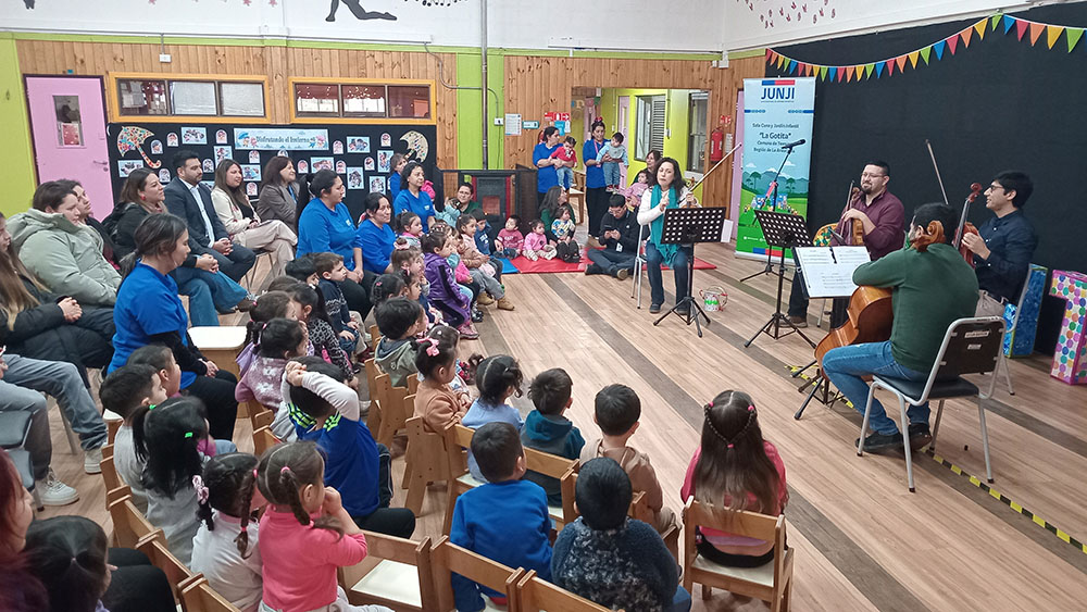 Lee más sobre el artículo Músicos de la Orquesta Filarmónica compartieron su arte con párvulos de Jardín Infantil “La Gotita”