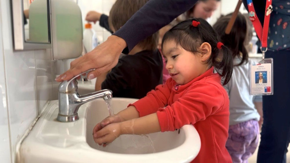 Tras el último sistema frontal, la Seremi de Salud y la institución instaron a mantener el lavado frecuente de manos e higiene personal en las aulas.