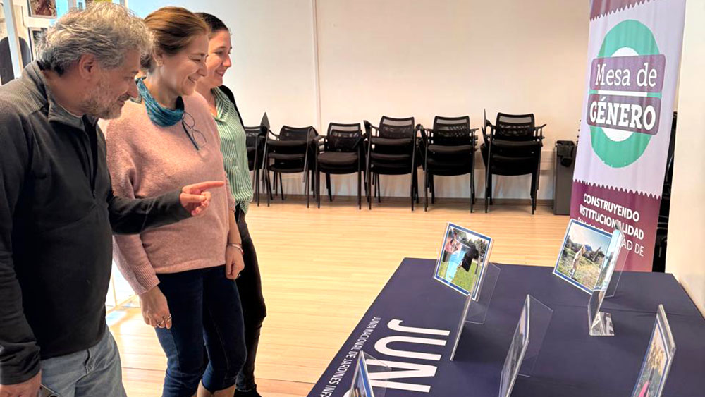 Las imágenes capturadas por los jóvenes se exhiben en la dirección regional de la institución en Viña del Mar.