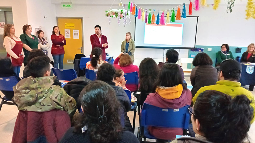 En la actividad se difundieron los plazos del proceso de postulación y los proyectos educativos de diversos establecimientos de la comuna.