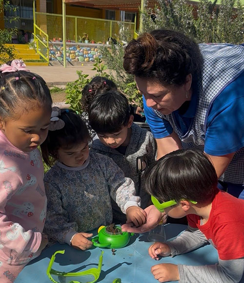 Con huertas y compostaje, el impulsa la campaña “Asistir al jardín infantil marca la diferencia” para revertir el ausentismo escolar.