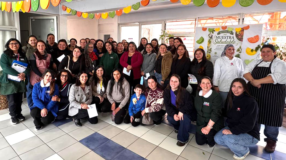 Familias de Reñaca Alto probaron las preparaciones del Programa de Alimentación de la institución para replicarlas en casa.