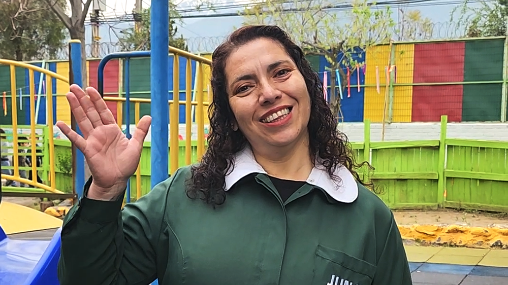 La profesional concibe el espacio educativo como un “tercer educador”, generando experiencias que buscan potenciar la curiosidad, la autonomía, la creatividad y la participación de niñas y niños.