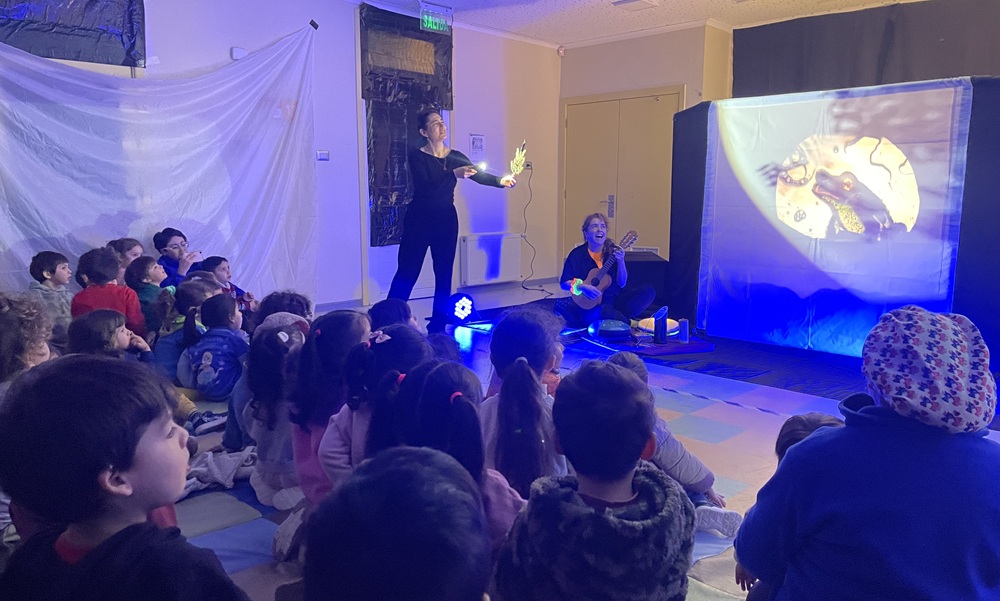 “Palabras cantadas al viento” lleva el folclor poético y el teatro de sombras a jardines infantiles de la JUNJI Los Ríos