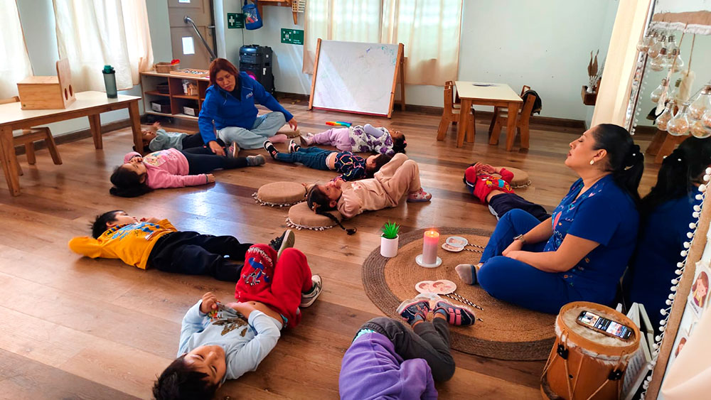 Equipos pedagógicos diseñan ambientes de aprendizaje que fortalecen el reconocimiento emocional y la calma en el aula.