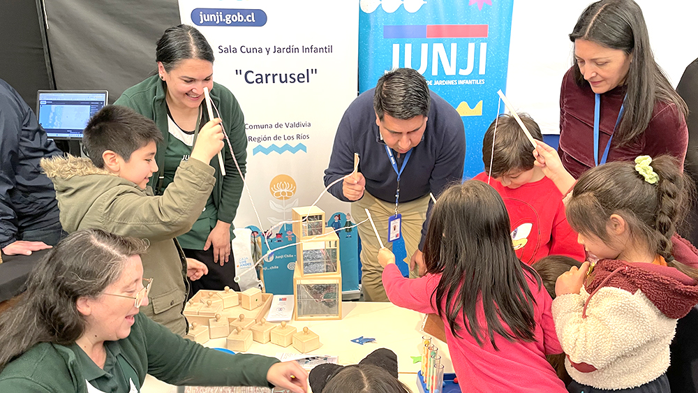 La actividad regional convocó a más de 700 asistentes bajo el lema "Preguntar nos mueve", destacando la ciencia en el aula inicial.