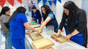 Lee más sobre el artículo Equipo educativo del Jardín Infantil «Sietecolores» de Valdivia aprende a elaborar papel reciclado para enriquecer las experiencias en aula