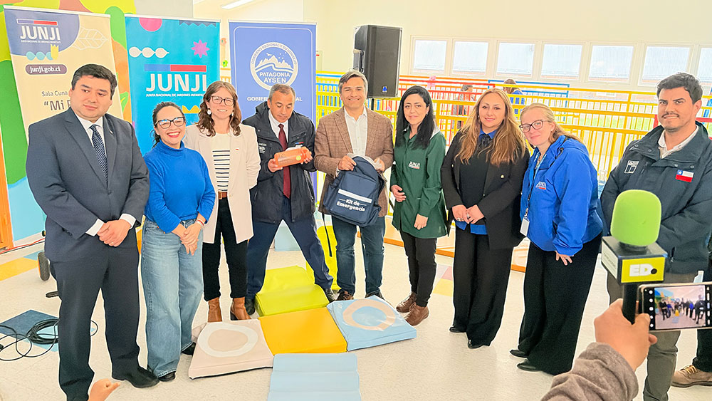 El proyecto incluyó la adquisición de material Pikler, carros de evacuación y mochilas de emergencia para las unidades educativas.