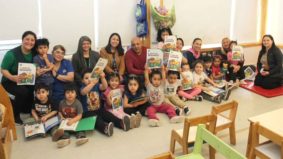 La alianza de más de cinco décadas entre ambas entidades promueve la prevención de riesgos en las comunidades educativas de Punta Arenas.