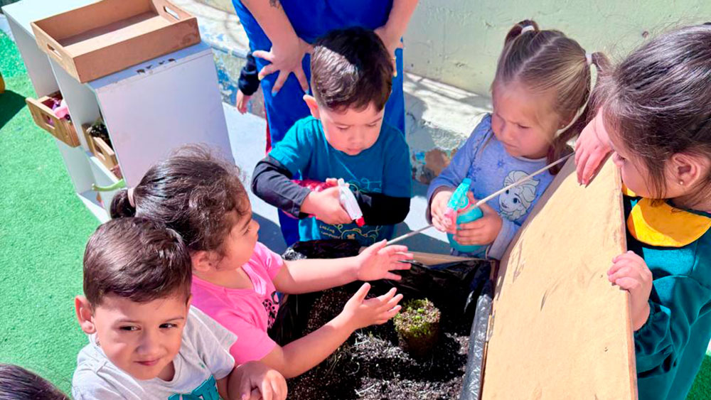 La comunidad educativa estimuló la curiosidad y la creatividad desde la primera infancia mediante el juego y la observación.